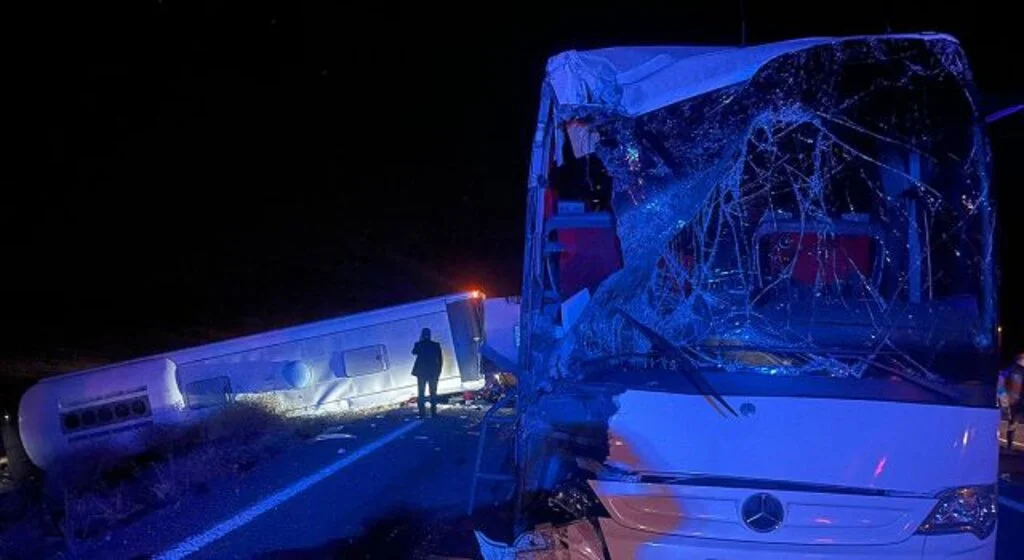 İki yolcu otobüsü kaza yaptı: 44 yaralı