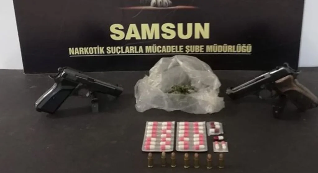 İş yerinde tabanca ve uyuşturucu ile yakalandı