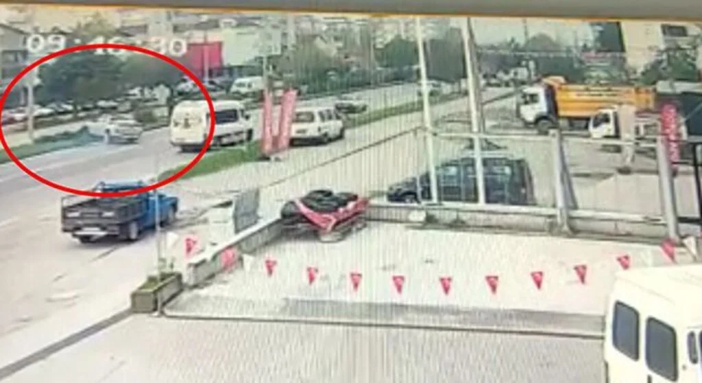 Kontrolden çıkan kamyonet karşı şeride geçip takla attı: 2 yaralı
