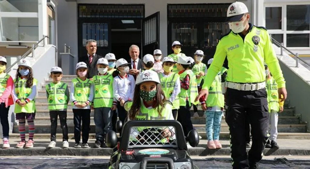 Minikler polis kıyafeti giydi, trafik eğitimi aldı