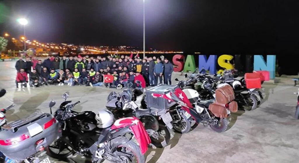 Motosikletli kuryelerden kortejli kutlama
