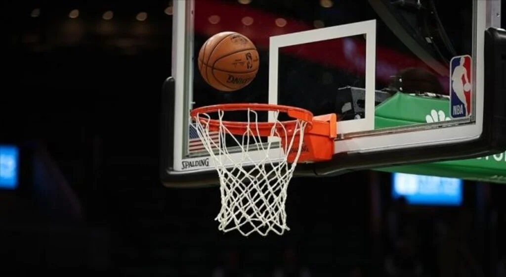 NBA'de hazırlık maçlarında iki Türk oyuncu forma giydi