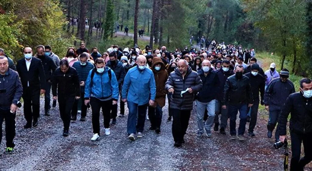 OMÜ Rektörü Prof. Dr. Yavuz Ünal ve öğrencilerden şafak vaktinde doğa yürüyüşü