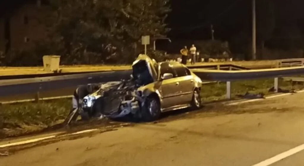 Otomobil bariyerlere çarptı: 2 yaralı