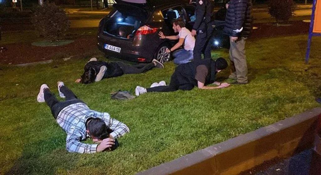 Polisin önünde drift yaptılar, 50 kilometre kaçtıktan sonra kaza yaparak yakalandılar