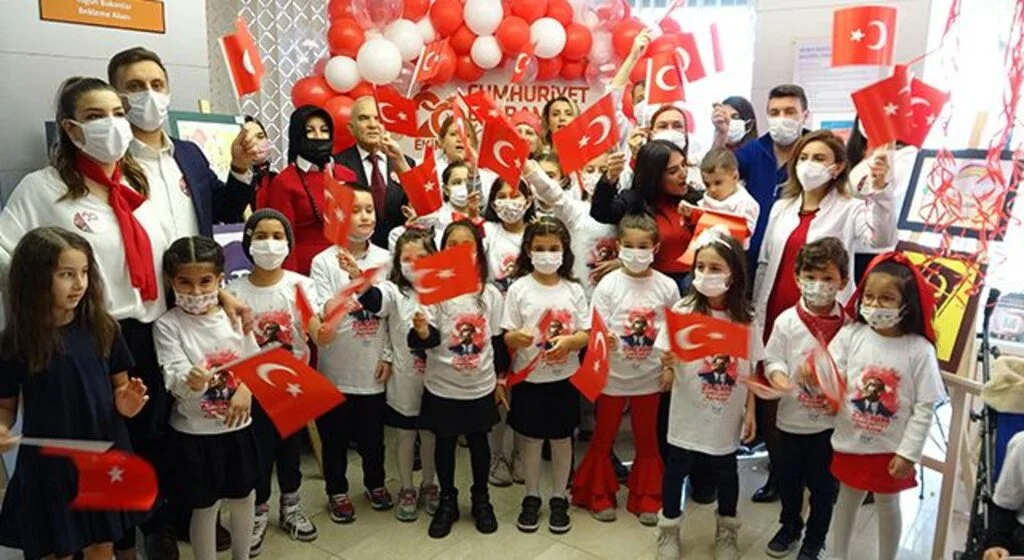 Sağlıkçılardan coşkulu Cumhuriyet kutlaması