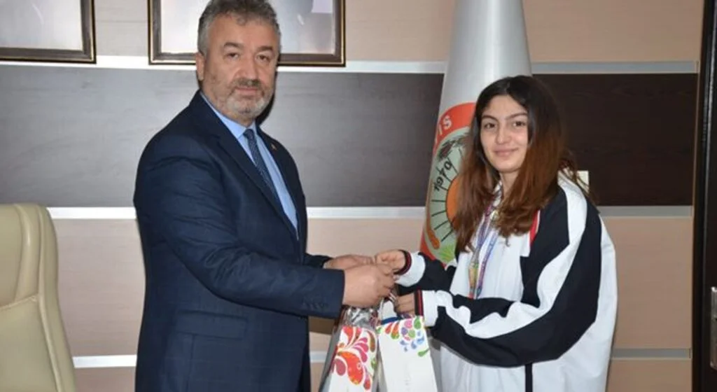 Şampiyon Sinem Özkan'Dan Başkan Topaloğlu'na Ziyaret
