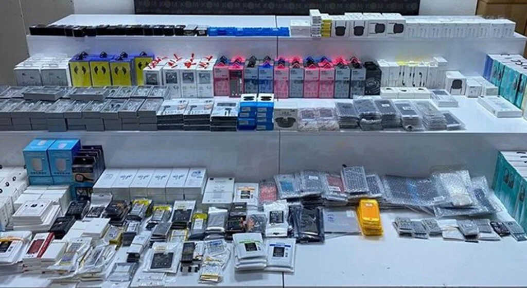 Samsun'da 925 kaçak telefon aksesuarına el konuldu