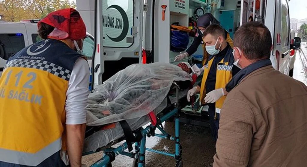 Samsun'da otomobil duvara çarptı: 1'i ağır 2 yaralı