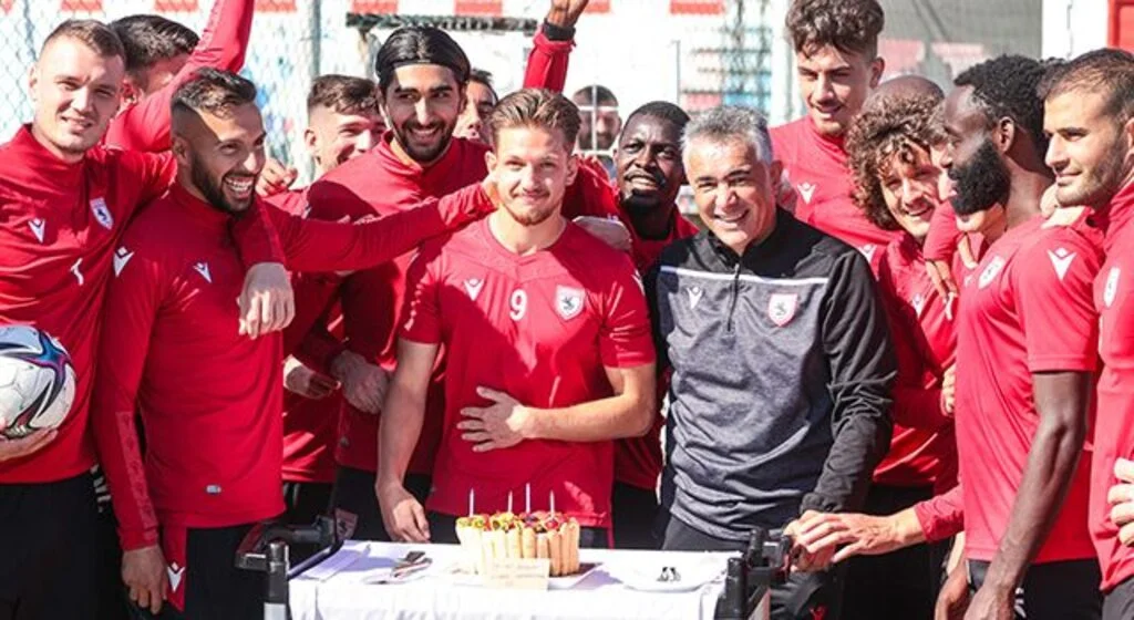 Samsunspor'da İdman Sonrası Sürpriz Doğum Günü