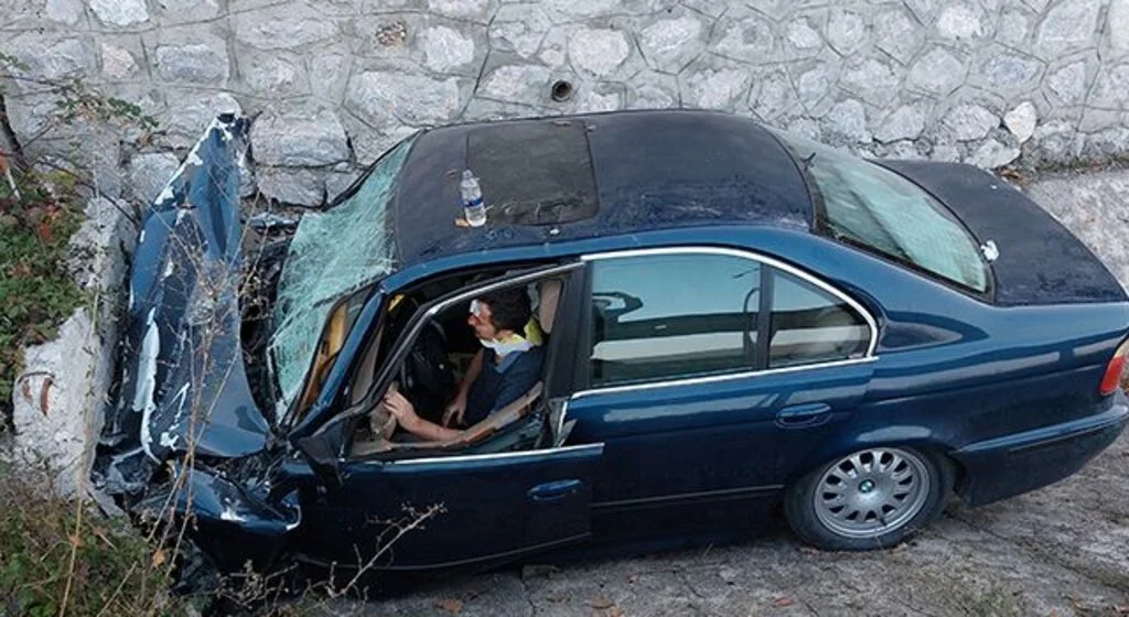 Su kanalına girerek menfeze çarpan otomobilin sürücüsü araçta sıkıştı