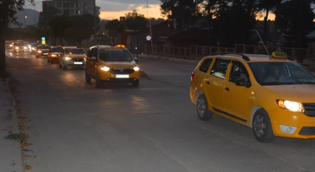 Taksicilerden 'Korsan' protestosu