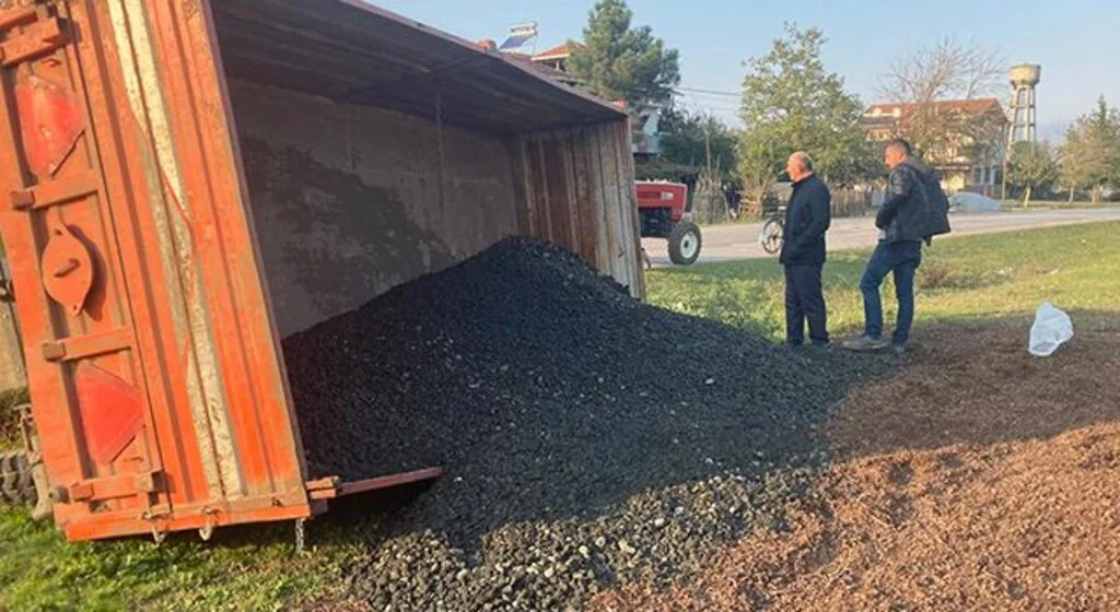 Traktörün devrilen römorku çöp konteynerlerine çarptı: 1 yaralı