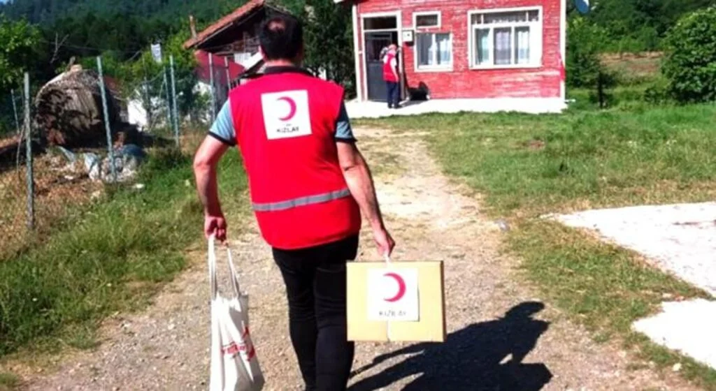 Türk Kızılay Samsun Şubesi, ihtiyaç sahibi ailelere gıda kolisi desteğinde bulundu