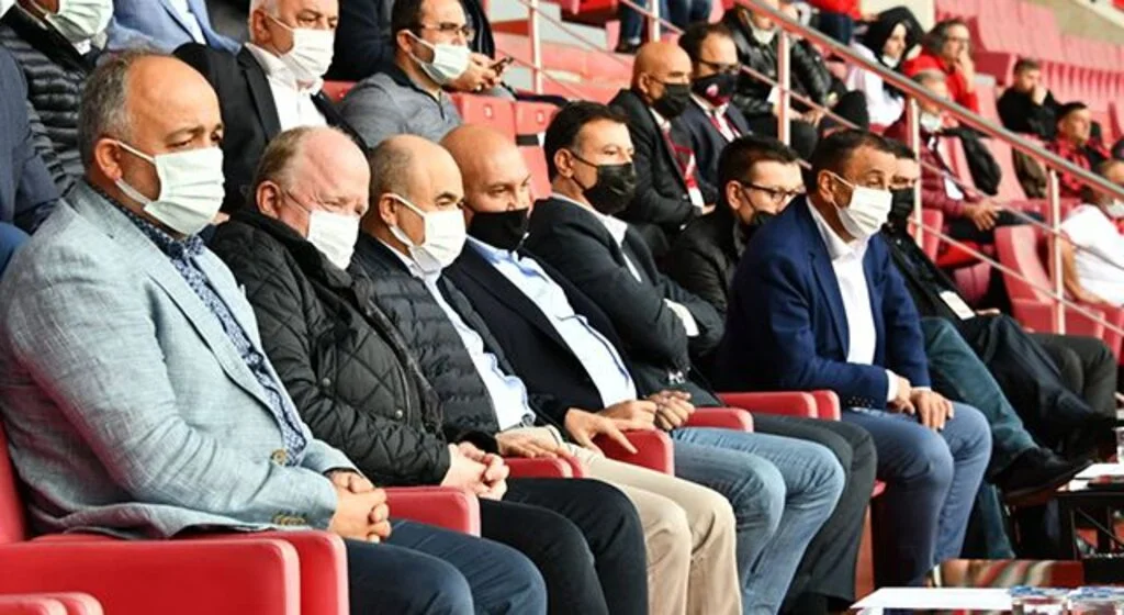 Vali Dağlı ve Başkan Yıldırım tribündeydi