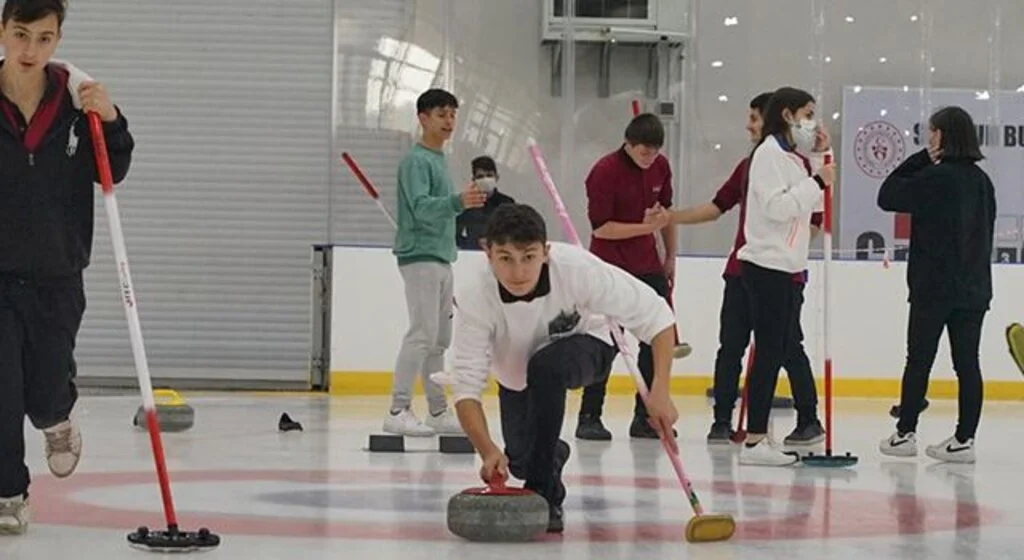 120 öğrenci Curling'le tanıştı