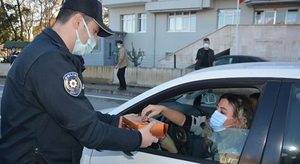 19 Mayıs'ta çikolata ikramlı trafik uygulaması