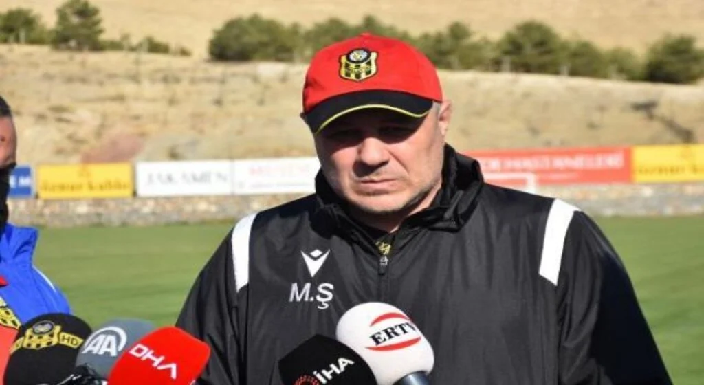 Antrenman öncesi gazetecilerin sorularını yanıtlayan