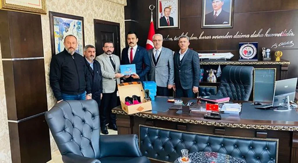 Ayvacıklı öğrencilere tablet ve ayakkabı