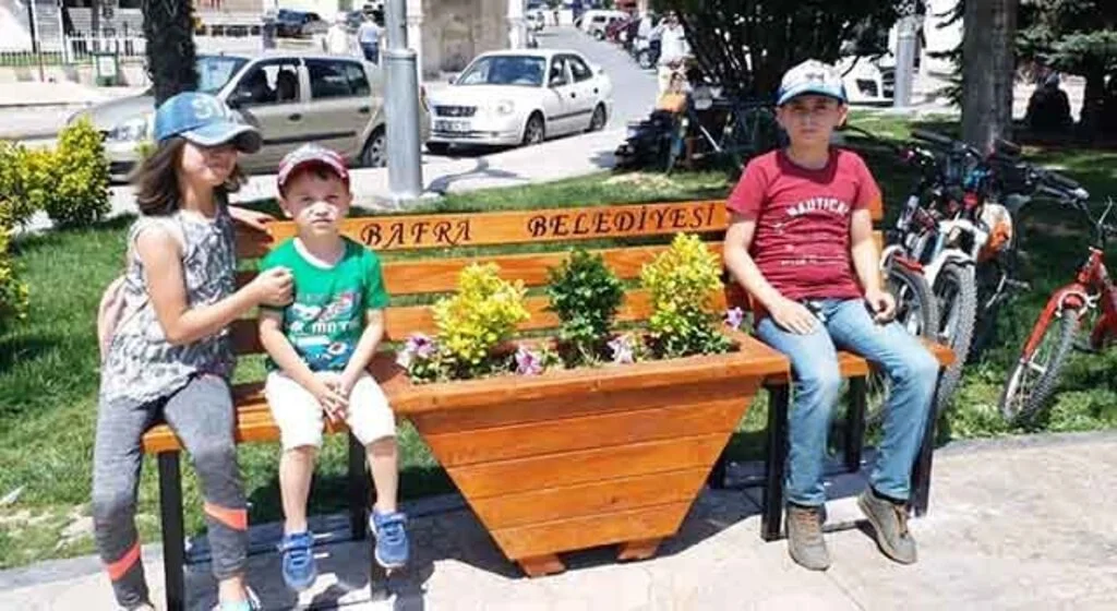 Bafra’nın kent mobilyaları belediye atölyesinde üretiliyor