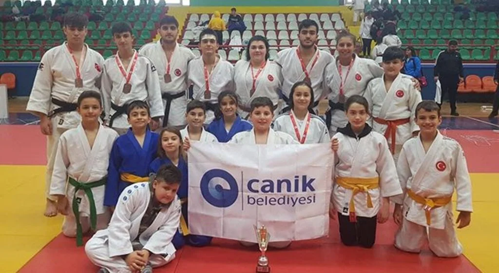 Canikli judocular madalyalarla döndü