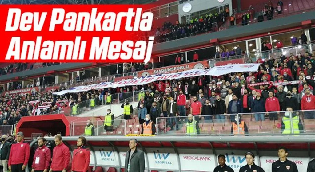 Dev Pankartla Anlamlı Mesaj