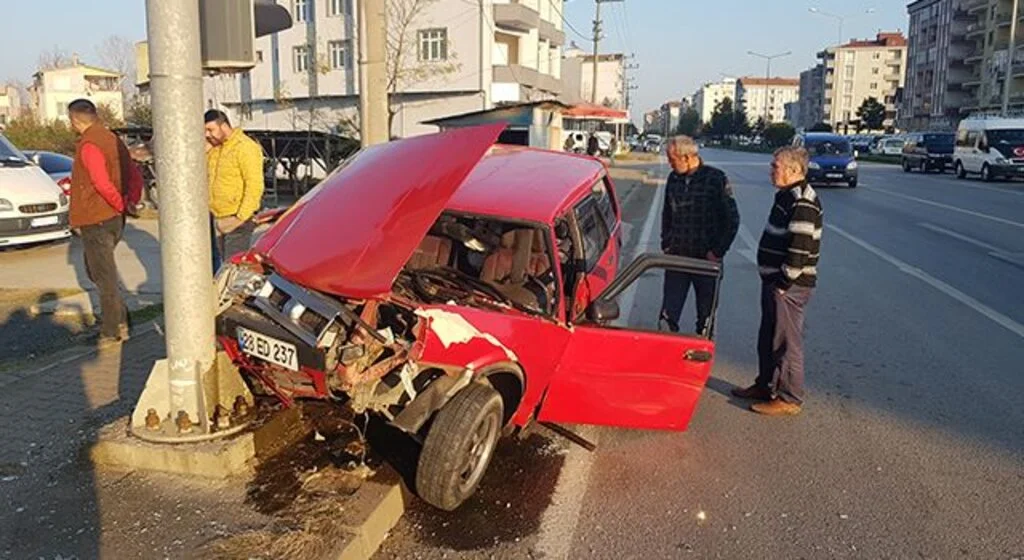 Direğe çarpan araç hurdaya döndü: 1 yaralı