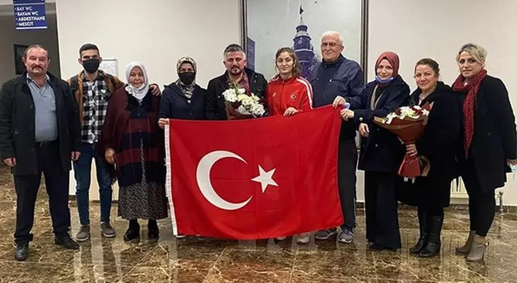 Dünya üçüncüsüne Sinem'e Samsun'da coşkulu karşılama