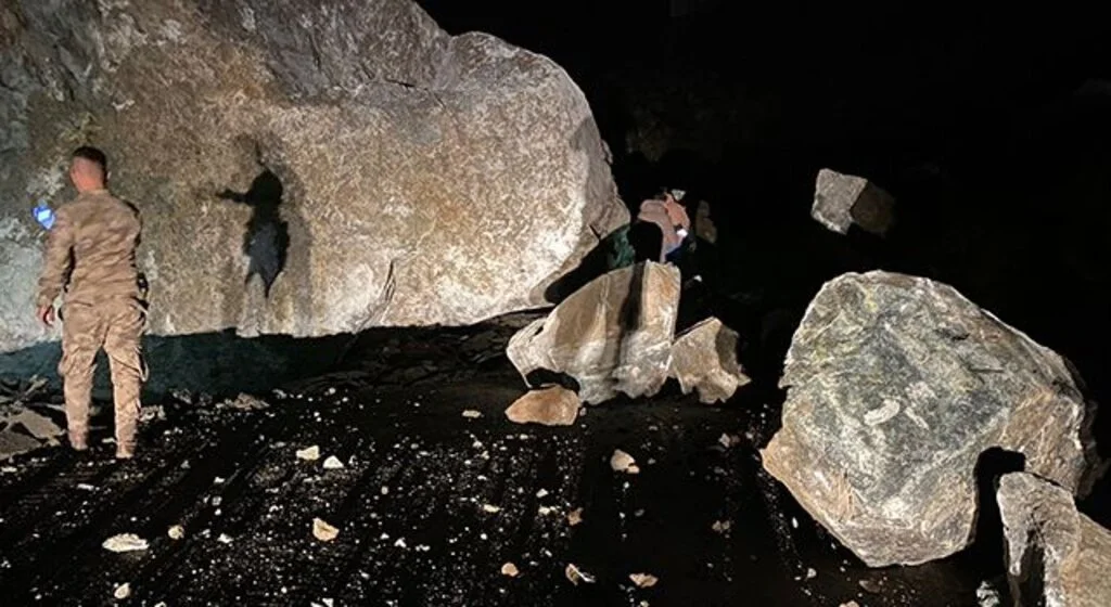 Heyelan karayolunu ulaşıma kapattı