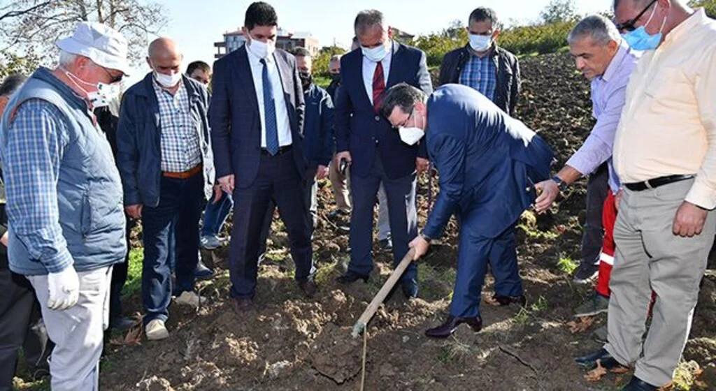 İlk fidan Başkan Ahmet Metin Genç'ten 