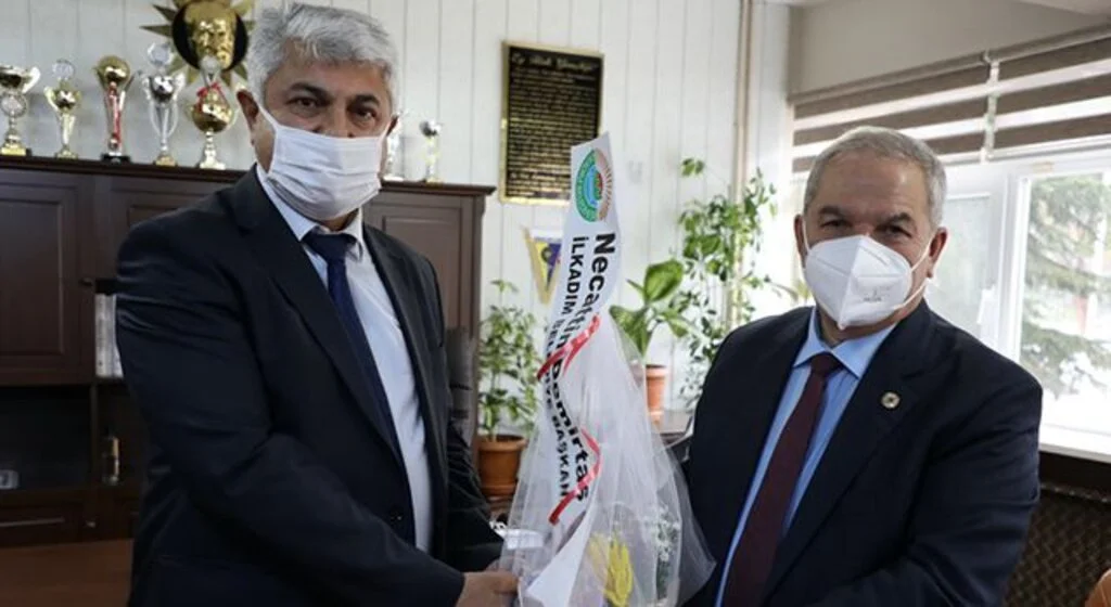 İlkadım Belediye Başkanı Necattin Demirtaş Öğretmenler Günü'nü Çiçeklerle Kutladı