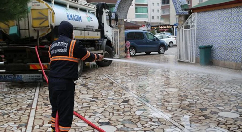 İlkadım'da Camiler Köşe Bucak Temizleniyor
