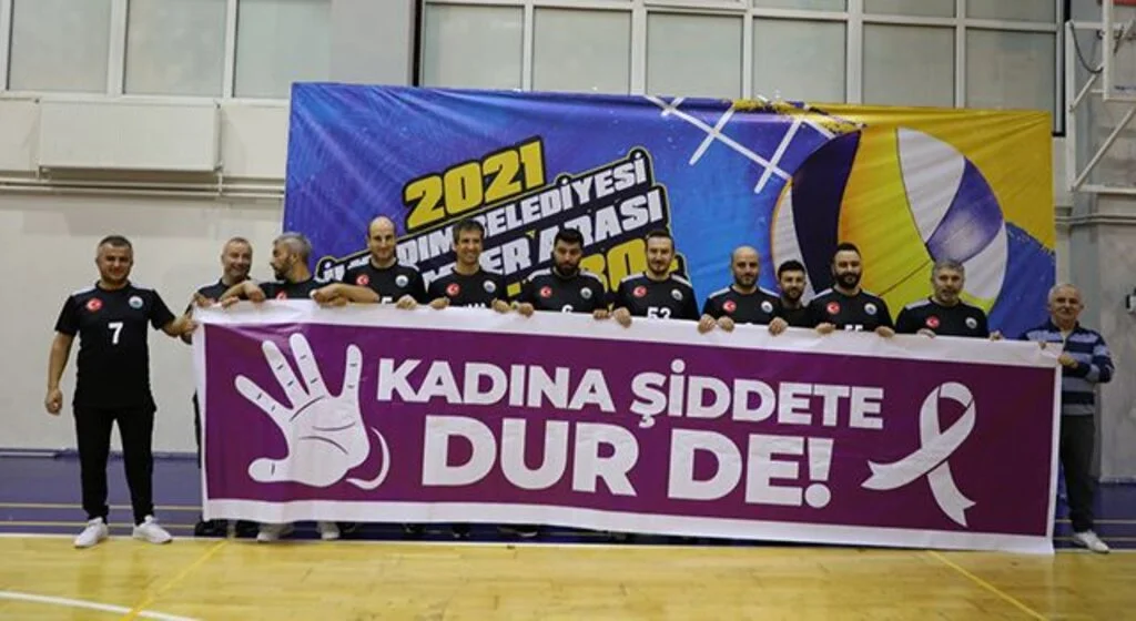 İlkadım'dan Kadına Şiddete Pankartlı Tepki