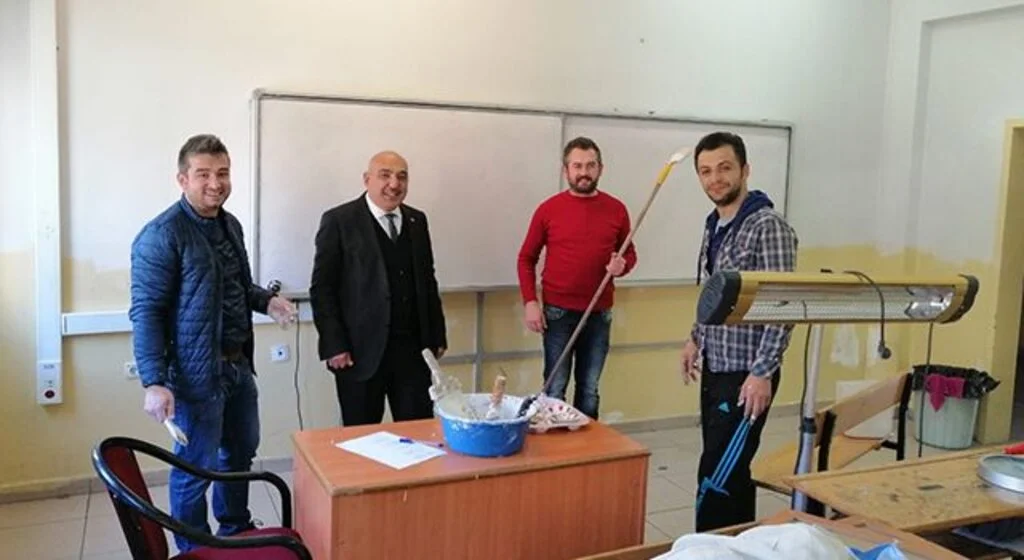Kavak'ta fedakar öğretmenler okulun bakımını yapıyor