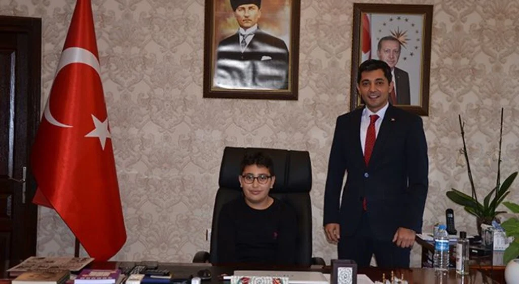Kaymakam öğrencilere rehber oluyor
