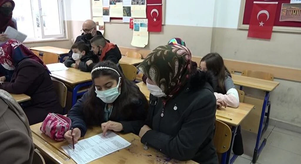 Öğrenciler ve veliler aynı sırada sınava girdi