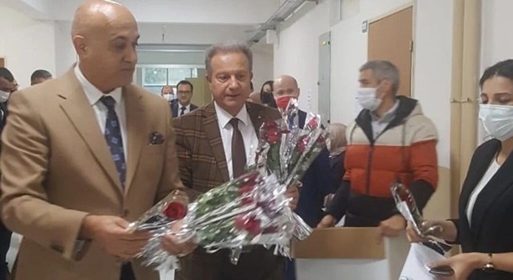 Öğretmen adaylarına karanfilli kutlama