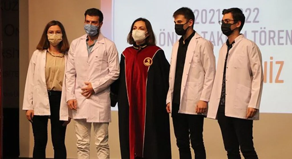 OMÜ'de 103 diş hekimliği öğrencisi beyaz önlük giydi