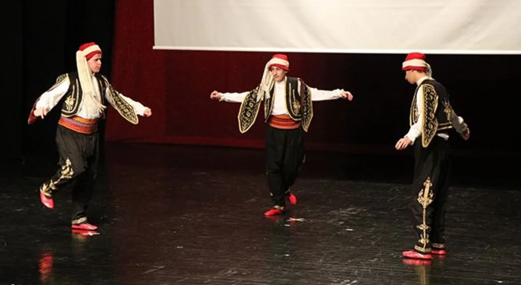 Özel öğrencilerden 'Öğretmenler Günü’ne özel zeybek