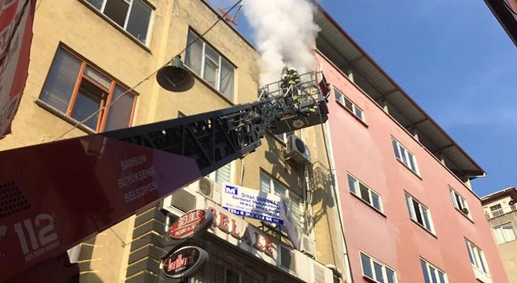 Samsun'da iş yerinin deposunda yangın
