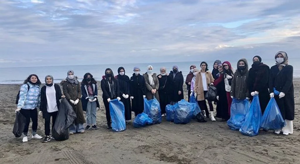 Samsun’da kız öğrencilerden sahil temizliği