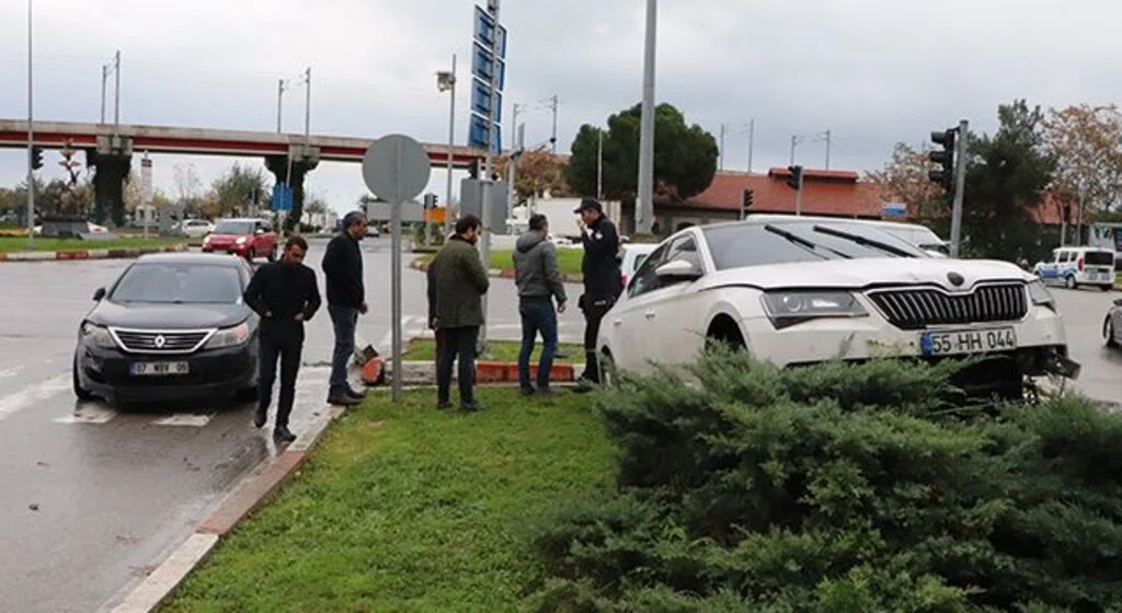 Samsun’da trafik kazası: 1 otomobil refüje çıktı