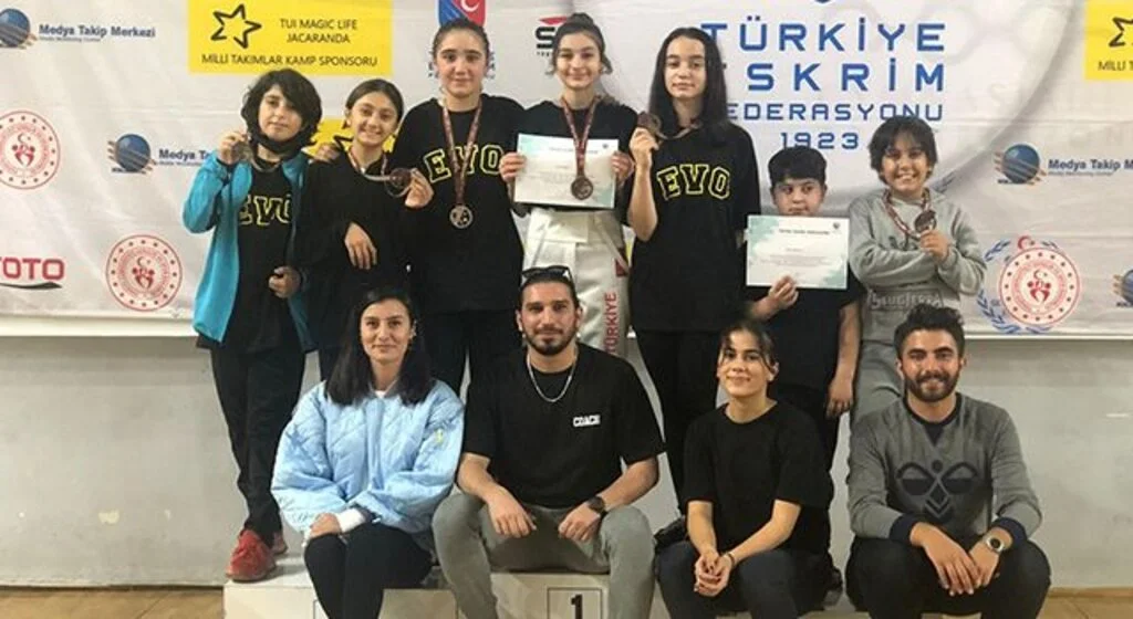Samsunlu Eskrimciler Madalyalarla Döndü