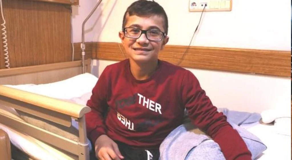 Savaş mağduru Muhammed ameliyatı için İstanbul'da özel hastaneye sevk edildi