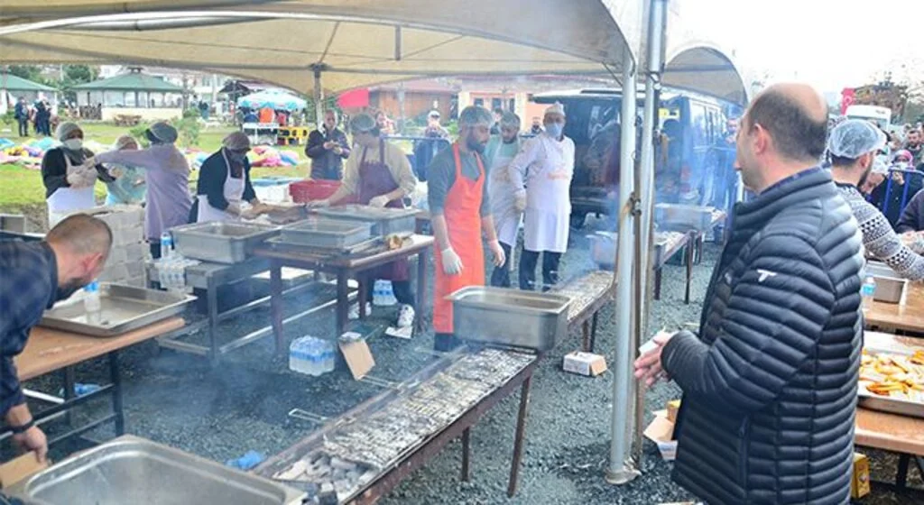 Terme’de hamsi festivali: 1,5 ton hamsi tüketildi