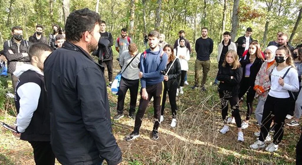 Üniversite öğrencileri meşe palamudu topladı