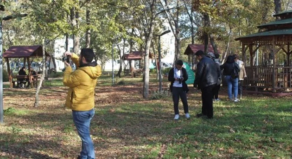 Üniversiteliler sonbaharı fotoğrafladı