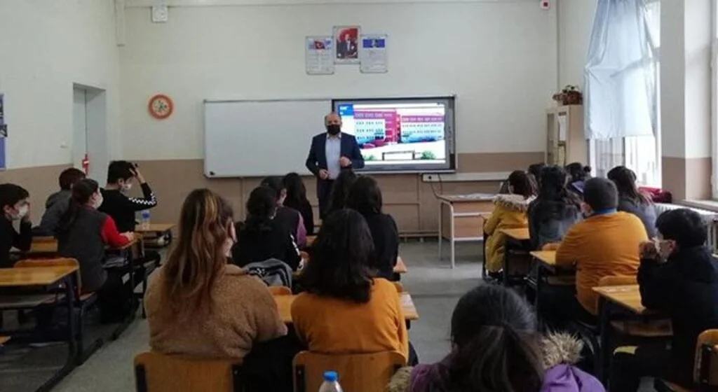 8. sınıf öğrencilerine mesleki eğitim semineri