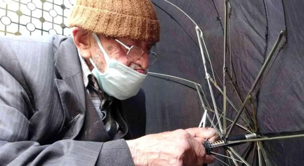 92 yaşındaki şemsiye tamircisinin azmi