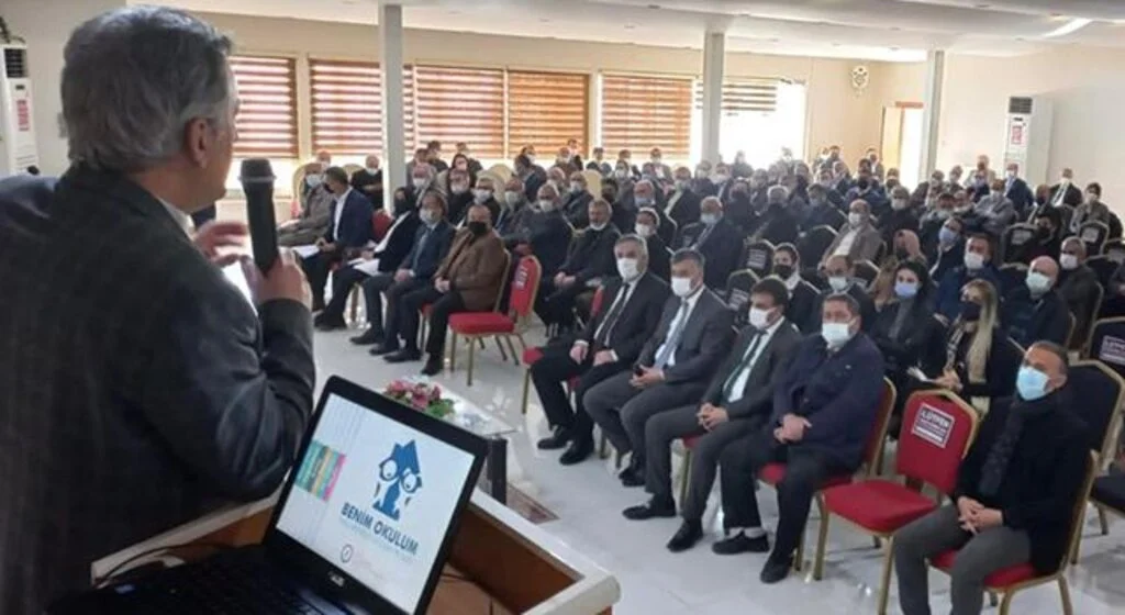 Bafra'da okullarda yürütülecek projelerin tanıtım toplantısı